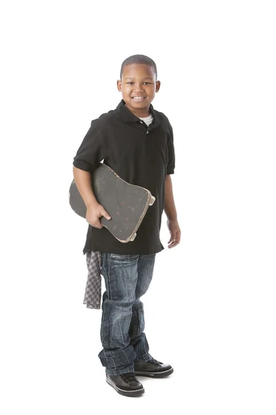 Полное изображение африканского американского мальчика, держащего скейтборд — стоковое фото