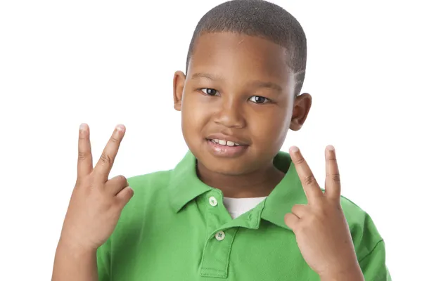 Rapaz afro-americano a fazer um sinal de paz — Fotografia de Stock