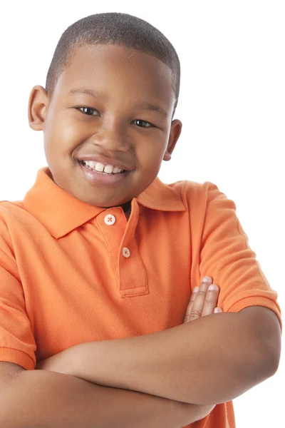 S úsměvem africké americké malého chlapce s překřížením rukou — Stock fotografie