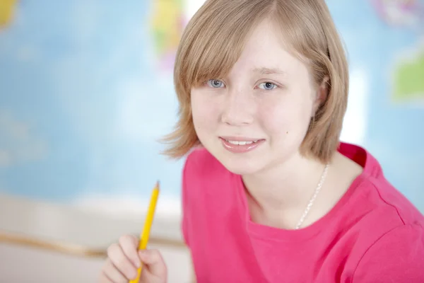 Imagen de niña caucásica estudiando en la escuela — Foto de Stock