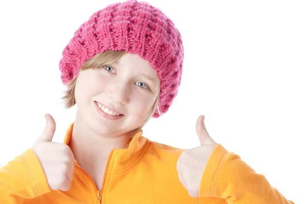 Menina em seu chapéu de inverno colorido dando seus polegares para cima aprovação — Fotografia de Stock