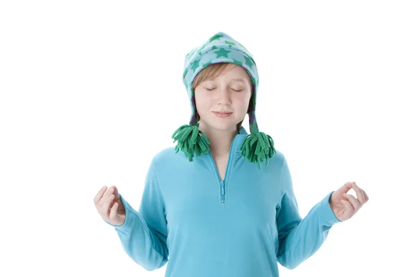 Κοριτσάκι στο καπέλο της πολύχρωμα χειμερινή δίνοντας μπράβο της για έγκριση — Stockfoto