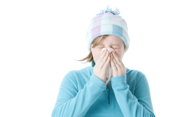 Niña estornudando y sonándose la nariz con un resfriado y gripe — Foto de Stock