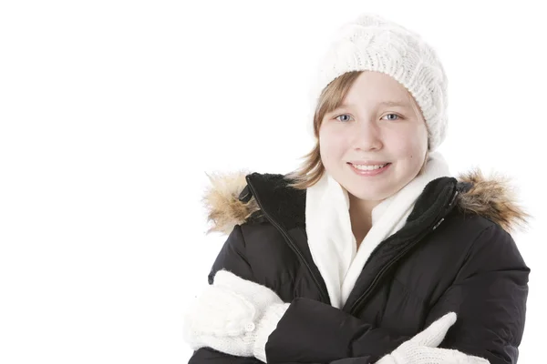 Sonriente niña caucásica abarrotada para el clima de invierno — Foto de Stock