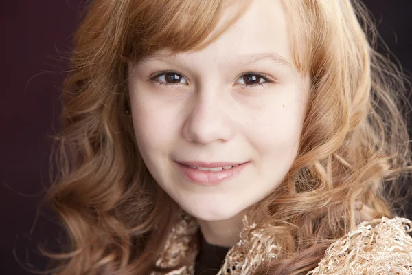 Close up headshot de sorrir menina pré-adolescente — Fotografia de Stock