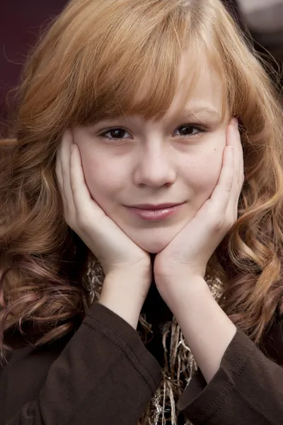 Close up headshot of smiling preteen girl — Stock Photo, Image