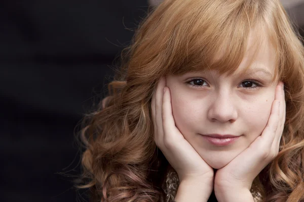 Close up headshot di sorridente preteen ragazza — Foto Stock