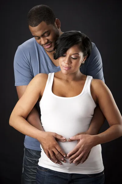 Retrato de homem afro-americano e mulher grávida — Fotografia de Stock