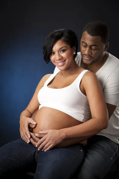 Africano americano homem e mulher grávida — Fotografia de Stock