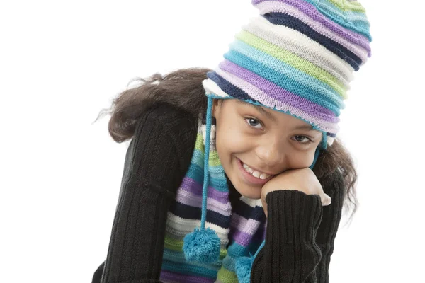 Sorrindo afro-americana menina pré-adolescente vestindo chapéu de inverno colorido e cachecol — Fotografia de Stock