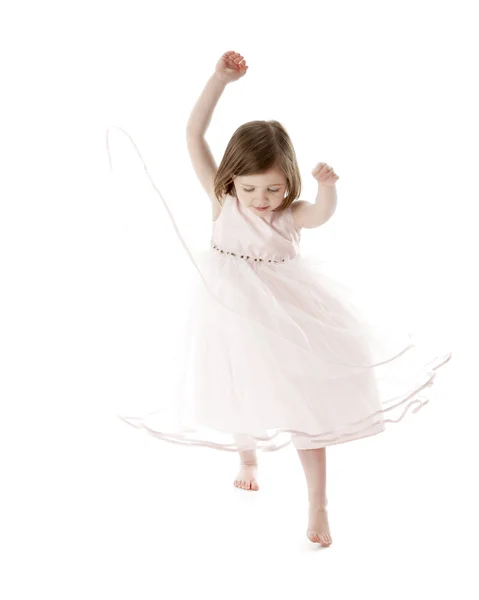 Imagem de comprimento total de uma menina bonita em um vestido rosa feminino dançando — Fotografia de Stock