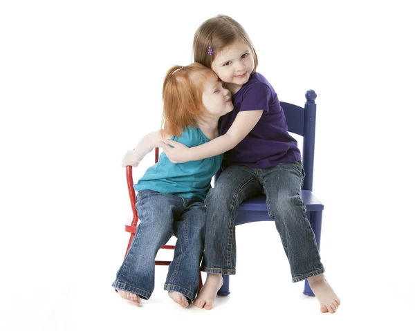 Twee zussen elkaar zitten en knuffelen — Stockfoto
