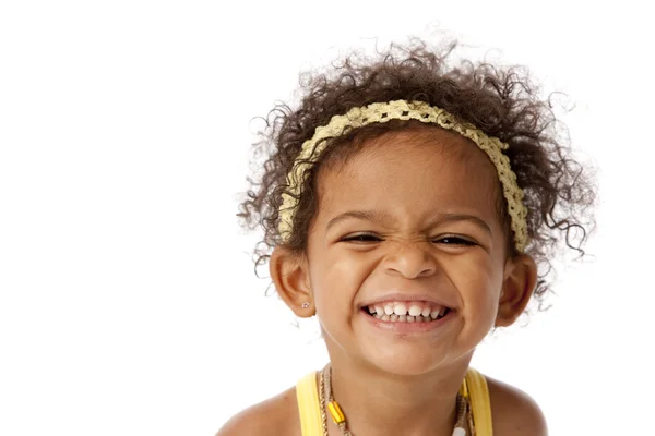 Ragazza bambino ridendo e stropicciandosi il naso Foto Stock