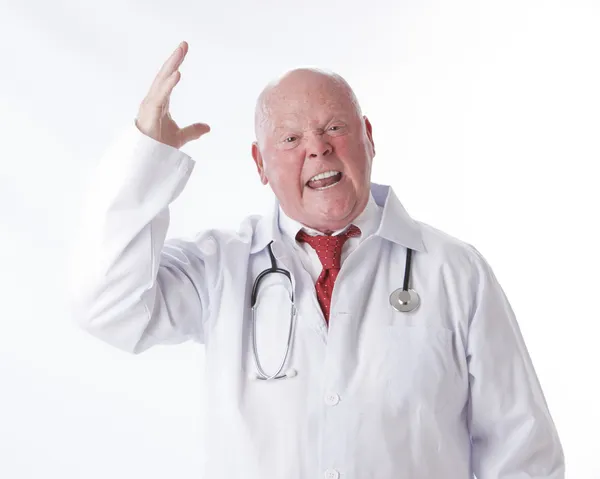 Retrato de un doctor gritando enojado Imágenes de stock libres de derechos