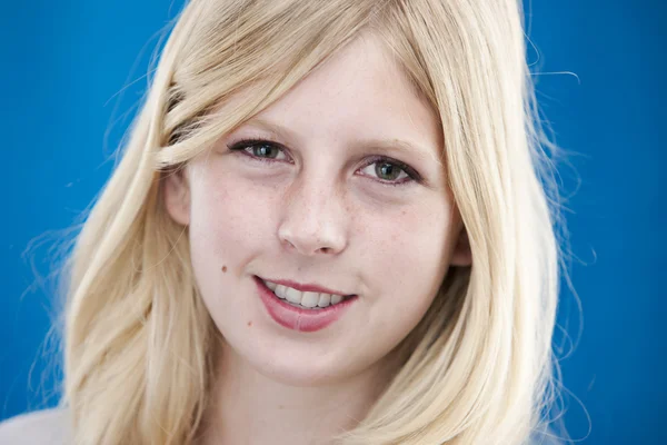 Imaginea unei adolescente caucaziene zâmbitoare Imagine de stoc