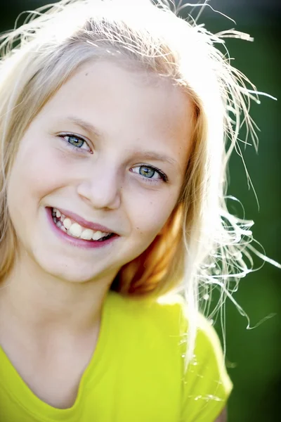 Sorrindo menina caucasiana Fotos De Bancos De Imagens Sem Royalties