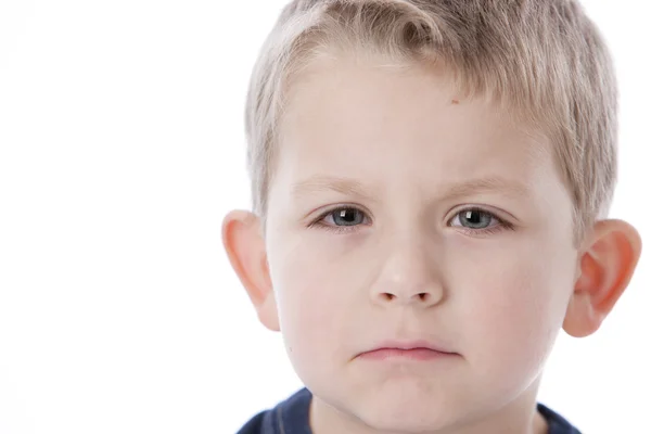 Kaukázusi kisfiú súlyos vagy makacs kifejezés az arcán Stock Kép