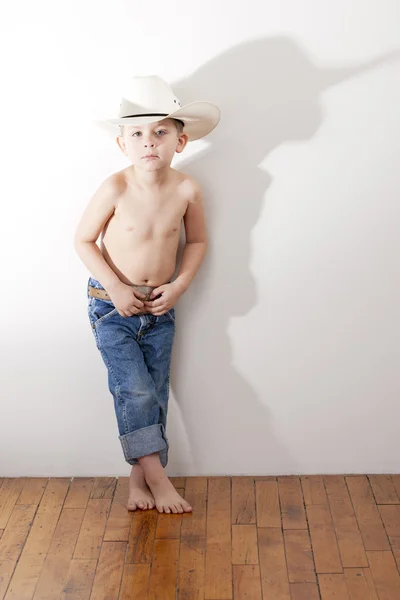 Immagine a figura intera di ragazzino caucasico in cappello da cowboy e jeans Fotografia Stock