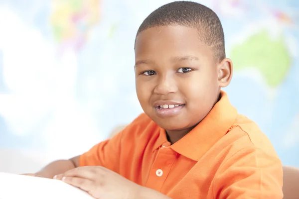 Imagem do menino afro-americano que estuda na escola Fotos De Bancos De Imagens