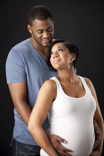 Waist up image of african american man and pregnant woman — Stock Photo, Image