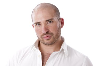 gerçek. adamın yüzünde ciddi ve iddialı bir ifade ile