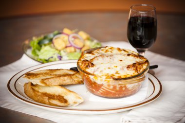 yiyecek ve içecek. Lazanya sarımsaklı ekmek ile