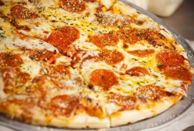 yiyecek ve içecek. bir çift pepperoni pizza portre resim