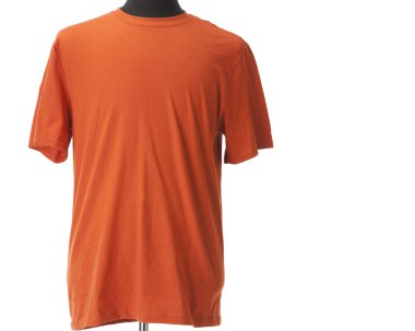 mankenin üzerinde parlak turuncu tişört