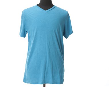 mankenin üzerinde parlak turkuaz mavi tişört