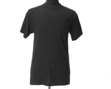 mankenin üzerinde siyah t-shirt