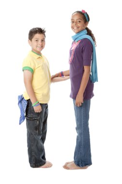 insan alfabe. çok kültürlü çocuklar birlikte h harfi kurmaya çalışır..