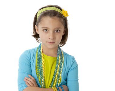 canlı renkli giysi ve aksesuarları giydiği beyaz küçük kız