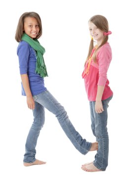 insan alfabe. çeşitli çocuk birlikte harf n kurmaya çalışır..