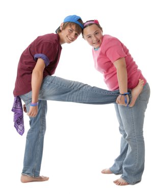 insan alfabe. çok kültürlü gençler, form mektupları için birlikte çalışır. mektup bir