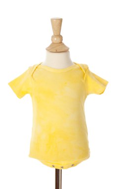 parlak sarı kravat mankenin üzerinde bebek için t-shirt boya