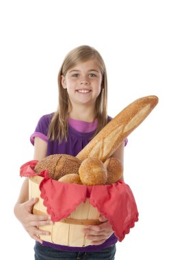 sağlıklı beslenme. taze ekmek ile düzenlenmiş bir sepet holding beyaz küçük kız