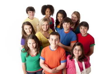 çeşitlilik. Grup, genç kız ve erkek birlikte bir ekip olarak renkli giyim duran