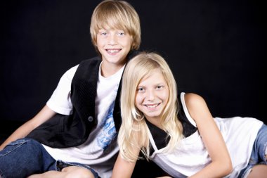 Beyaz erkek kardeşi ve kız kardeşimle bu yakınlardaki bir stüdyo çekim gülümseyen