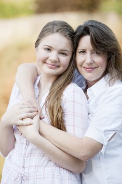 gerçek. Beyaz anne genç kızını sarılma