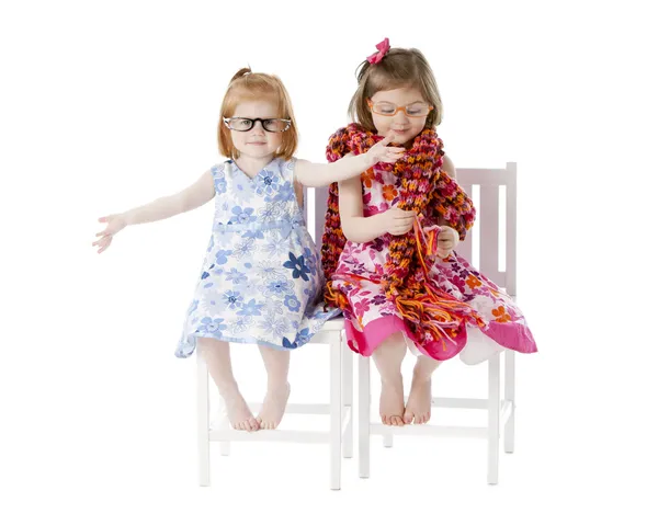 Duas irmãs sentadas juntas brincando em roupas — Fotografia de Stock