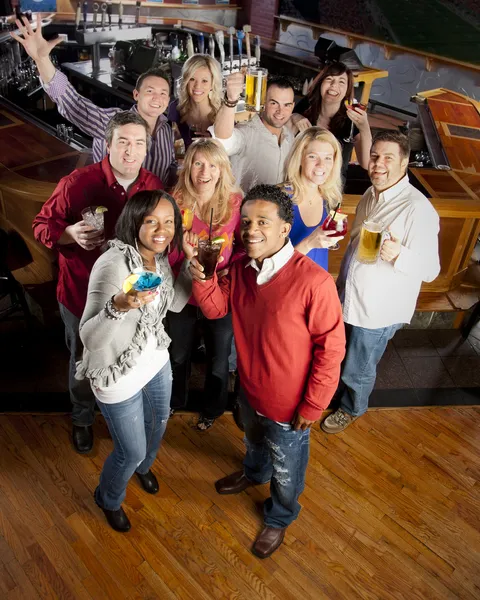 Adultos disfrutando de una noche en un bar con bebidas — Foto de Stock