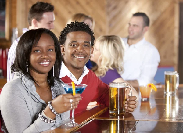 Молода пара розслабляється в барі — стокове фото