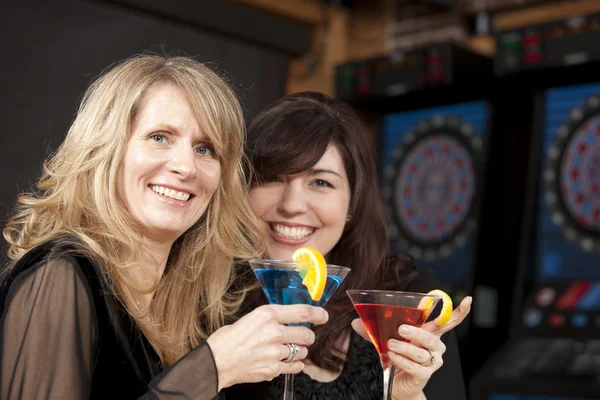 Caucásico mujeres adultas disfrutando de una noche de chicas juntos en un restaurante bar y parrilla . — Foto de Stock