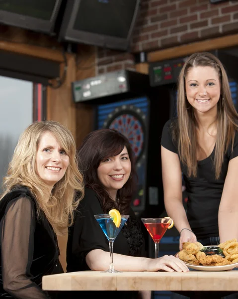 Mulheres adultas caucasianas desfrutando de uma noite de meninas juntas em um restaurante bar e churrasqueira . — Fotografia de Stock