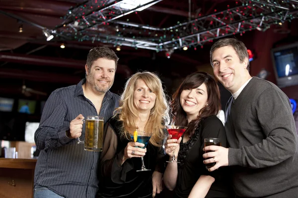 Adultos casais caucasianos desfrutando de uma noite fora com os amigos em um restaurante bar . — Fotografia de Stock