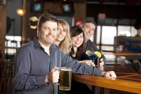 Adult caucasian couples enjoying a night out with friends at a restaurant bar. — Stock Photo, Image