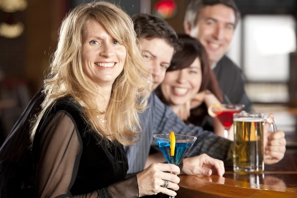 Dospělý Kavkazský páry těší večer s přáteli v baru restaurace. — Stock fotografie