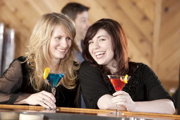 Kaukasische erwachsene Frauen sitzen mit Martinis an einer Bar und lachen und genießen gute Gespräche — Stockfoto