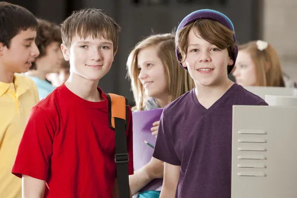 Onderwijs op school. groep middelbare school leeftijd studenten op hun kluisjes te praten tijdens een pauze van klasse — Stockfoto