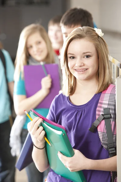 Educación escolar. Grupo de estudiantes de secundaria hablando en sus casilleros durante un descanso de la clase — Foto de Stock